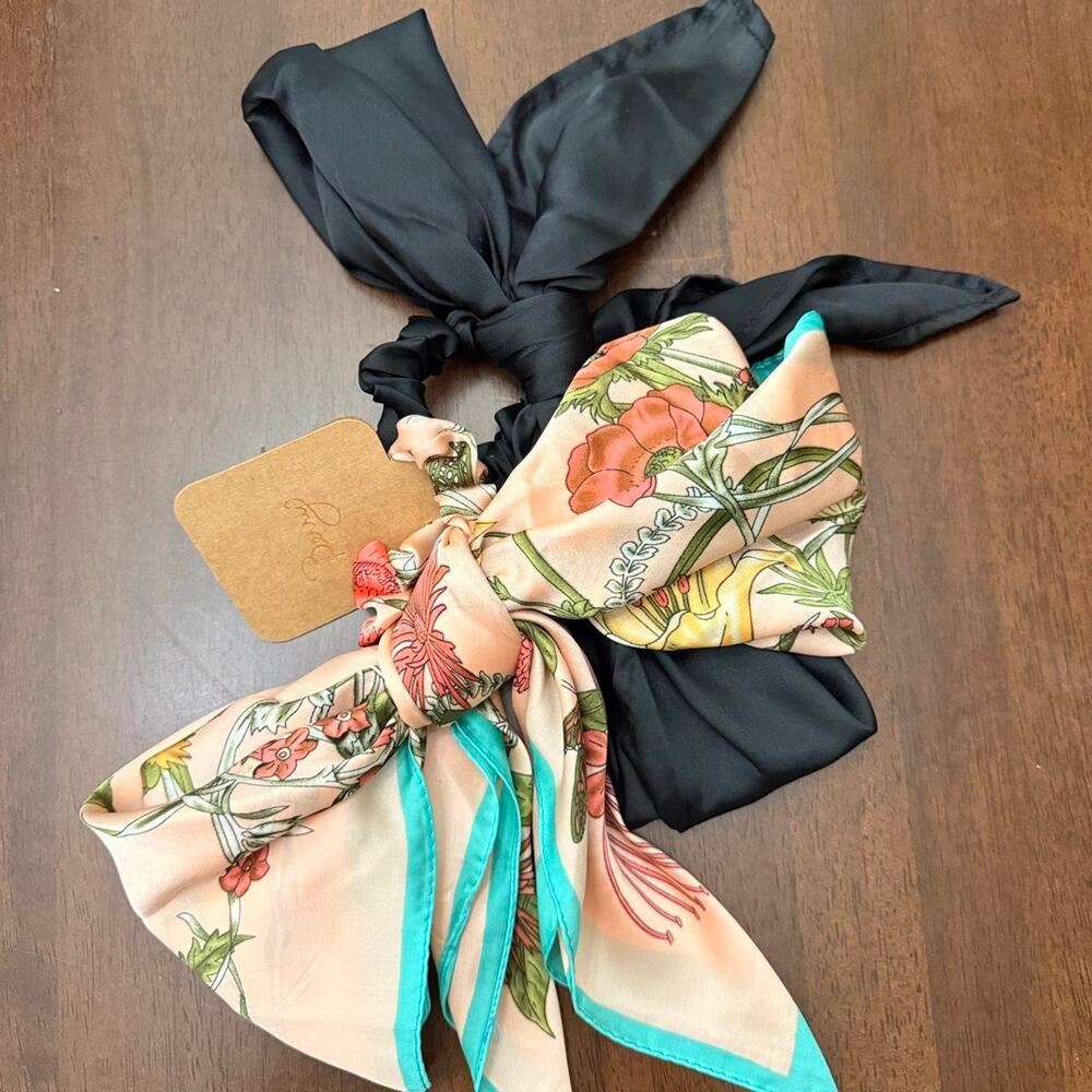 Berry brand bow scrunchies black